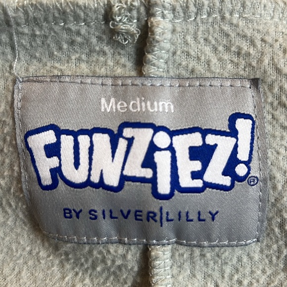 Elephant onesie for adult. ADORABLE ears and trunk. Even a wittle tail. Exc cond - Picture 5 of 6